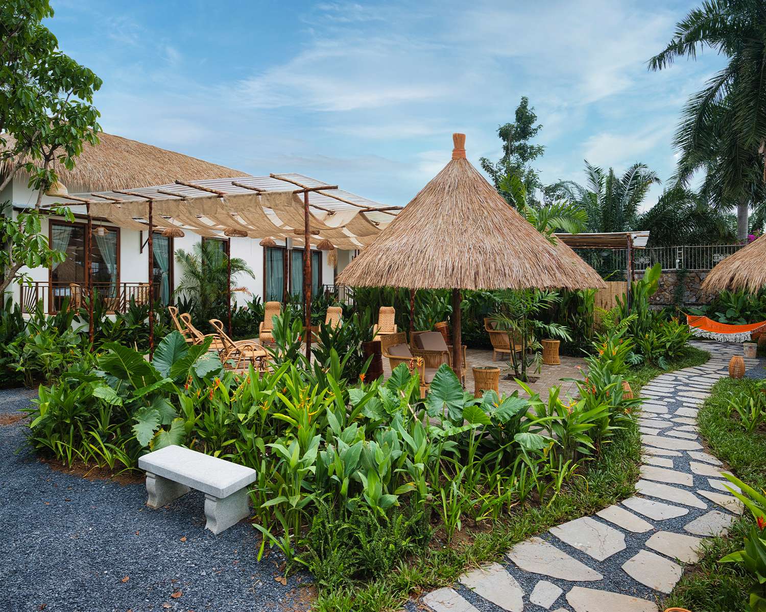 KHONG GIAN CHAN HOA THIEN NHIEN