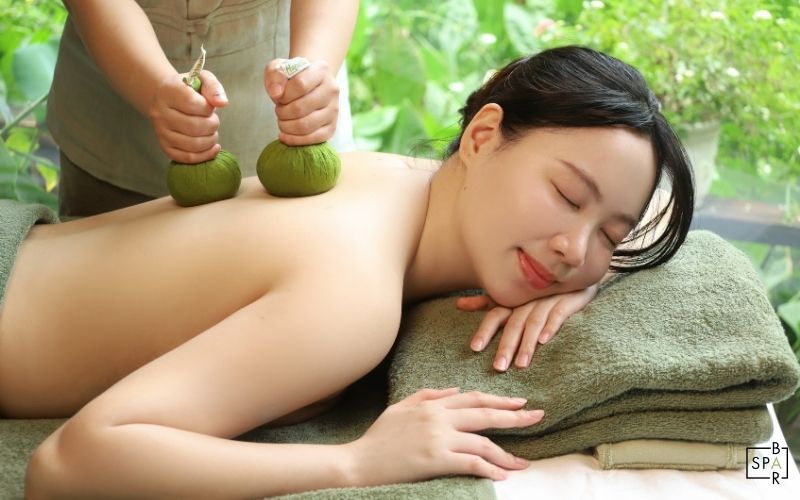 Massage củ thảo mộc tại Spa Bar