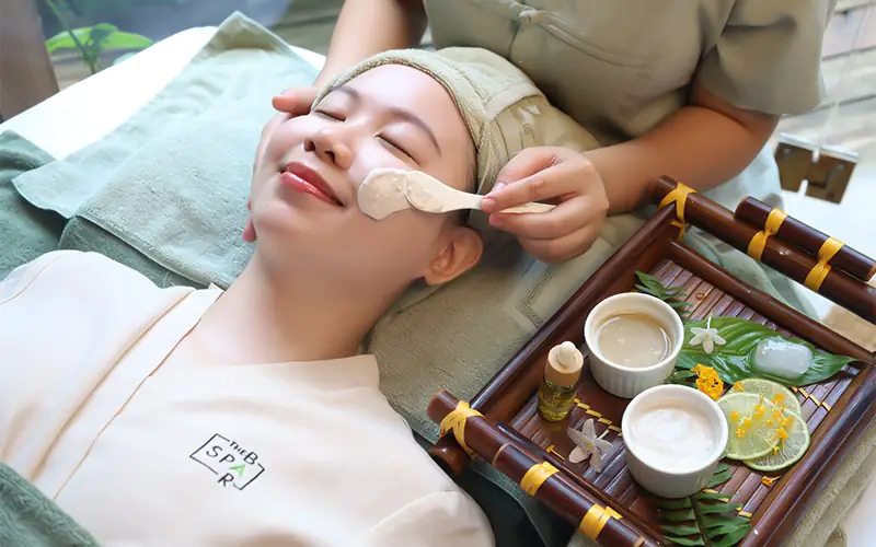 dịch vụ chăm sóc da thảo điền chăm sóc da cho khách tại Spa Bar