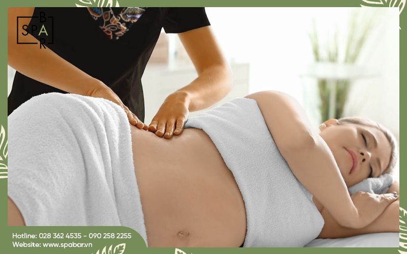 ba bau co duoc dung may massage lung khong 5 Lưu ý cần biết khi massage lưng cho mẹ bầu tại nhà
